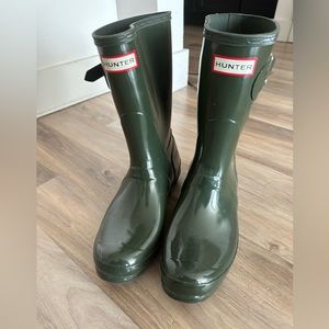 Green women hunter boots.